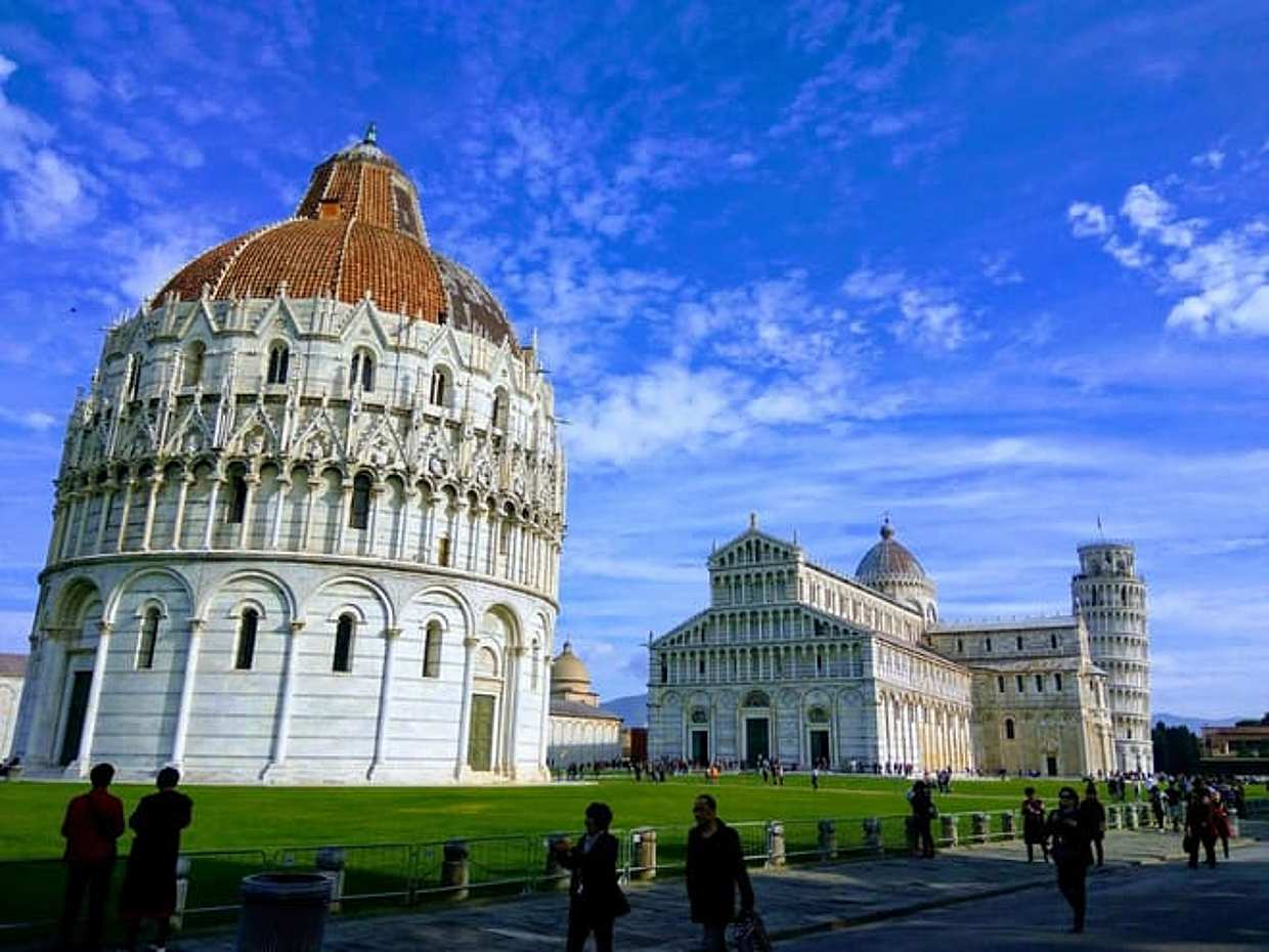Pisa: The Electric Minibus Experience
