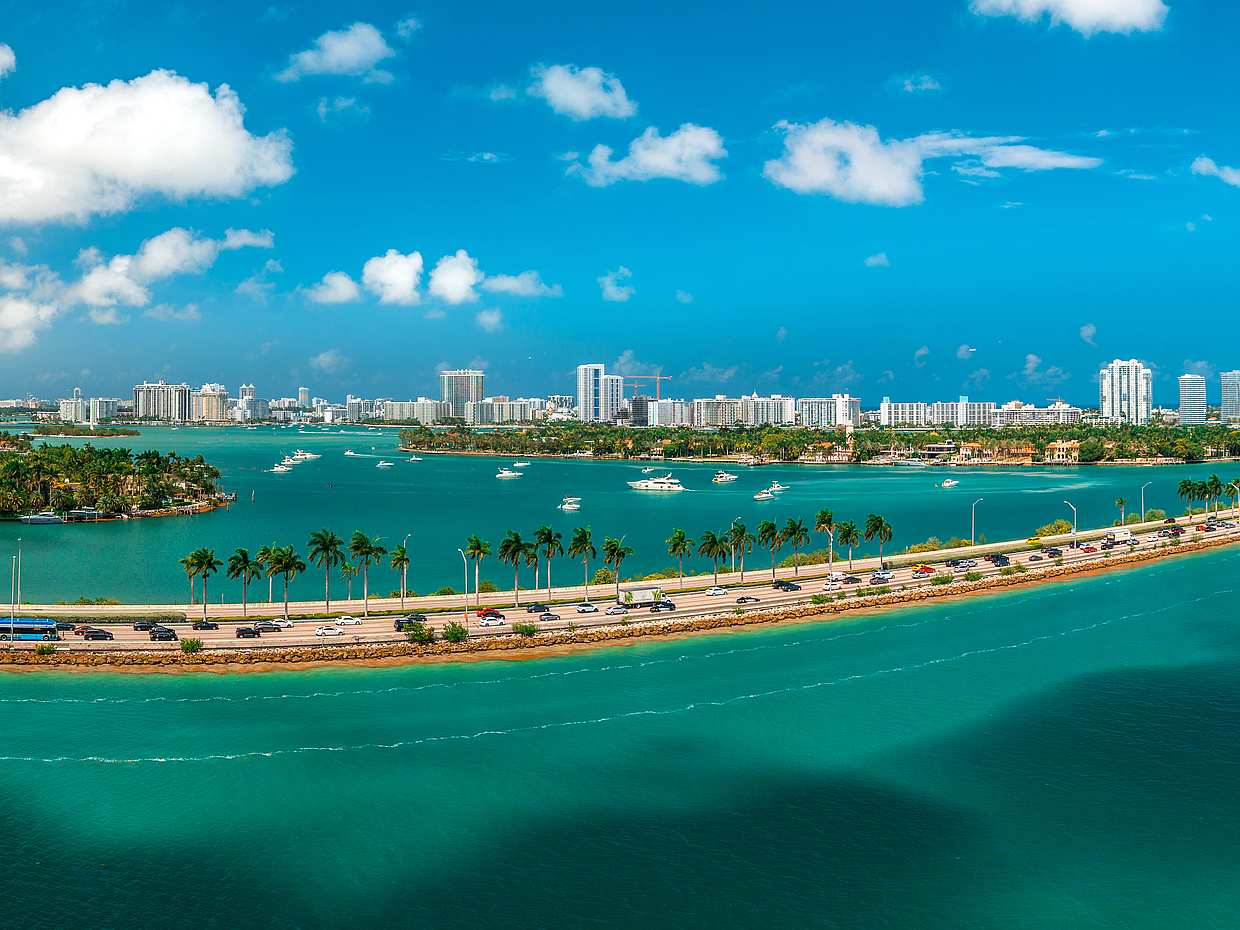 Amazing Boat Tour of celebrities mansions and Scenic Miami Skylines in United States, photo 4