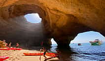 Foto 3 Experiencia en Kayak en la Cueva de Benagil