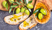 Foto 3 Degustación de vino y aceite de oliva con selección de quesos