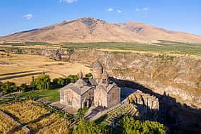 照片 1 Privé Tour naar Echmiadzin, Zvartnots Тemple, Alfabet Monument en Saghmosavank
