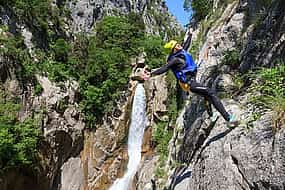 Photo 1 Aventura de barranquismo extremo en el río Cetina