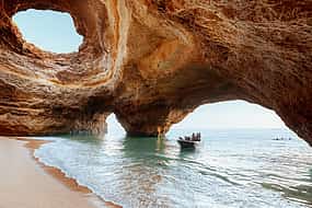 Foto 1 Excursión en barco por la gruta de Benagil y la playa de Marinha desde Portimão