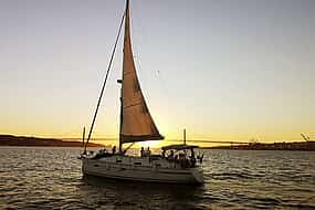 照片 1 Lisbon Small Group 2h Sunset Sailing- Live Commentary & a Drink (Or Open Bar Option)