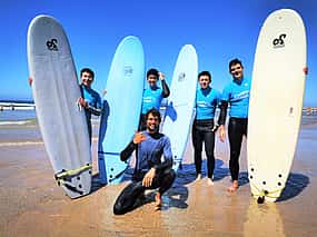 Foto 1 Clases de surf en grupo en Matosinhos