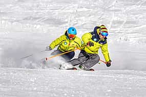 Foto 1 Entrenamiento individual de esquí de día completo con reserva en el restaurante de la pista