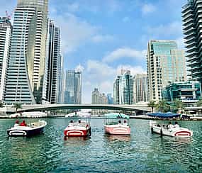 Foto 1 Excursión privada en barco Duffy de 60 minutos por el puerto deportivo de Dubai y JBR