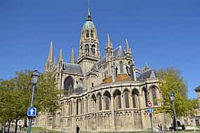 Foto 1 Excursión privada de un día desde París a Bayeux, conductor de habla inglesa