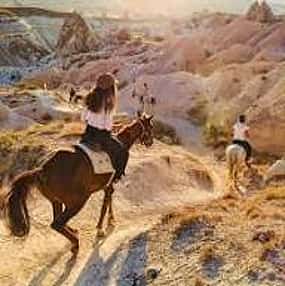 Foto 1 Cappadocia Sunset Horseback Riding Tour Through the Valleys (2 Hours)