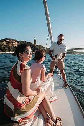 照片 1 Lisbon Sail & Wine 2 hours Private Boat Tour
