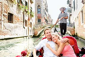 Фото 1 Влюбленность в Венеции - частная прогулка на гондоле для пар