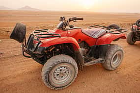 Фото 1 Сафари по пустыне с 1-часовым катанием на квадроцикле, катанием на песчаной доске и ужином с барбекю