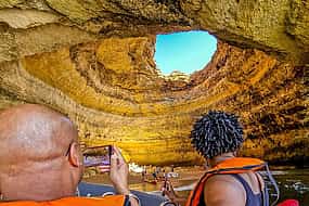 صورة 1 Comporta to Algarve Private Tour with Boat Trip to Benagil caves