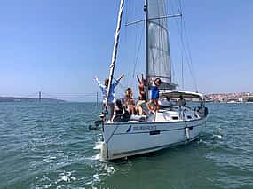 照片 1 Lisbon Private Sailing Cruise, drink included (options: 2h, 3h, 4h, 6h or 8h)