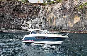 Foto 1 Private Yacht Tour: Cabo Girão & Crystal Waters