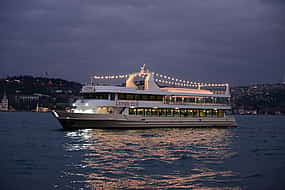 Foto 1 Bosphorus Dinner Cruise and Turkish Night Show