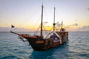 รูปภาพ 1 Crucero y Cena Show en el Barco Pirata Jolly Roger con Transporte Desde Cancún
