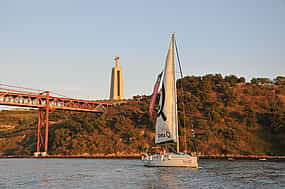 Foto 1 Paseo en velero al atardecer en Lisboa