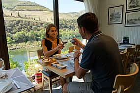 Foto 1 Excursión romántica en barco y tren por el Duero con almuerzo y cata de vinos