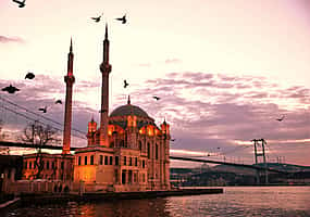 Foto 1 Bosporus-Sonnenuntergangs-Kreuzfahrt mit einem Live-Guide auf einer Luxusyacht