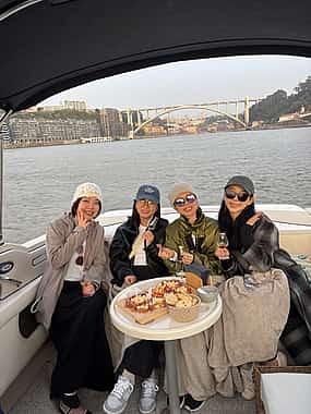 Foto 1 Porto: Boat Tour with locals on Douro (2h, up to 6 guests)
