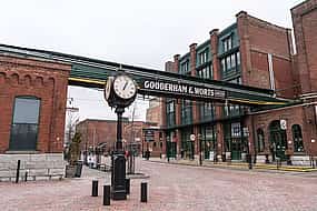 Foto 1 Toronto Distillery District: Whisky Exploration Game and Tour