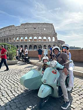 Foto 1 Rome in Vespa: 90-minute Vespa Sidecar Private Tour with Gelato