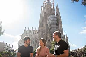Фото 1 Лучшее в Барселоне: пешеходная экскурсия с быстрым входом в храм Святого Семейства в небольших группах
