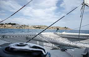 Foto 1 Excursión en velero desde Alicante con aperitivos y música en directo