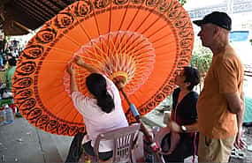 Foto 1 Excursión privada a Sankampaeng y Bo Sang (artesanía)