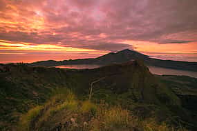 صورة 1 Batur Volcano Sunrise Trekking and Hot Spring Tour with Photographer
