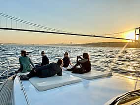 Foto 1 Yachtrundfahrt bei Sonnenuntergang mit Snacks für kleine Gruppen