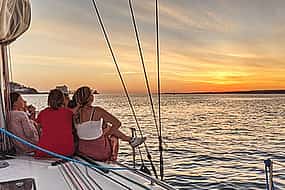 照片 1 Lisbon Private Sunset Sailing Cruise - 2h Private Tour, with a Drink Included