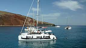 Foto 1 Crucero en Catamarán a Vela con Barbacoa, Bebidas y Transporte
