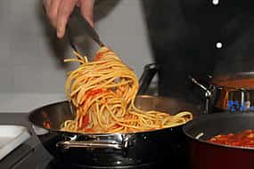 Foto 1 Clase práctica de elaboración de pasta con Tiramisù