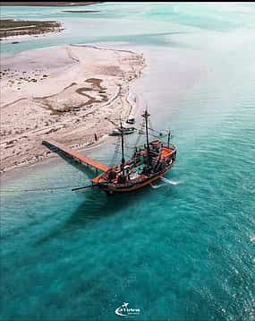 Fotografija 1 Pirate Boat Excursion: Adventure, Relaxation & a Festive Lunch on Flamingo Island