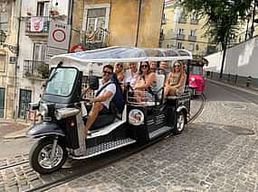 Foto 1 3-hour Tuktuk Tour the Medieval Lisbon + Bohemian Districts