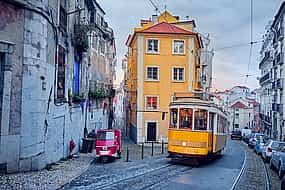 Foto 1 Private Car Transfer from Porto to Lisbon with 2 hours for sightseeing