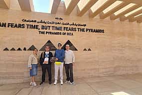 照片 1 Pirámides de Guiza y Gran Museo Egipcio Tour VIP