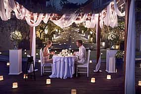 Foto 1 Cena romántica en pareja en el jardín a la luz de las velas