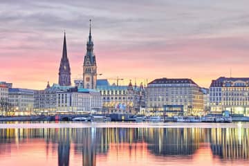 Private transfer from Amsterdam to Hamburg, 2h Sightseeing stop