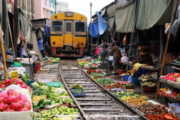 Bangkok Daily Group Tour: Meaklong Railway Market and Damnoen Saduak Floating Market
