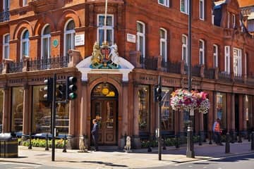 Luxurious Mayfair in London Tour and Exploration Game