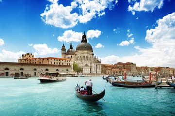 Gondola ride and discover Venice walking tour