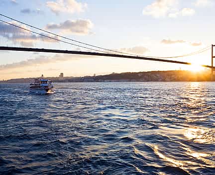 Foto 2 Bosporus-Sonnenuntergangs-Kreuzfahrt mit einem Live-Guide auf einer Luxusyacht