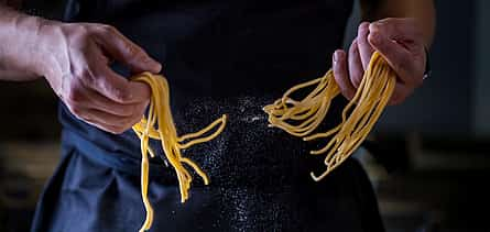 Foto 2 Curso de pasta fresca y cena en un restaurante típico italiano en Roma