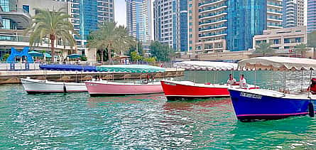 Foto 2 Excursión privada en barco Duffy de 60 minutos por el puerto deportivo de Dubai y JBR