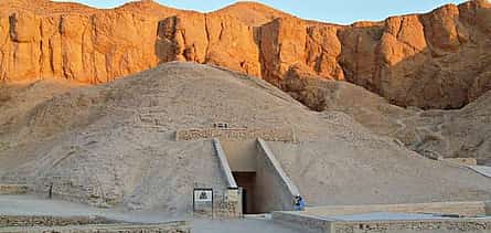Photo 2 Tutankhamun's Tomb and His Mummy in the Valley of the Kings