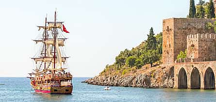 Фото 2 Экскурсия на пиратской лодке в Алании с трансфером в обе стороны, обедом барбекю и безалкогольными напитками