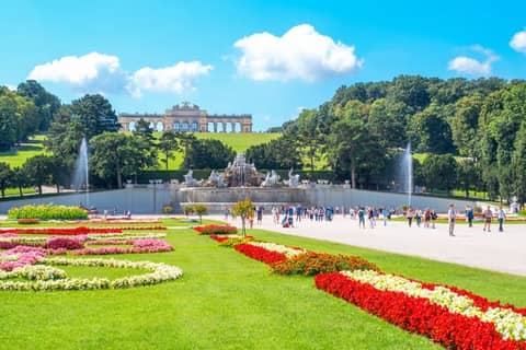 Vienna: Skip-the-Line Schonbrunn Palace & Gardens with Guide - Italian